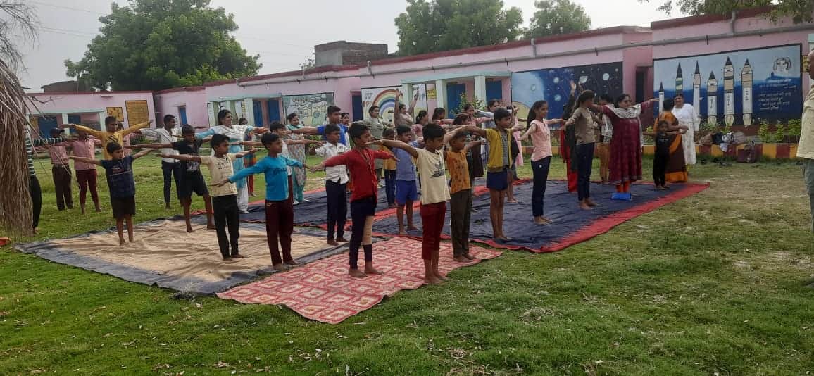 international yoga day 2023 People were seen doing yoga from Kashi Vishwanath Dham Corridor to Ganga Ghat