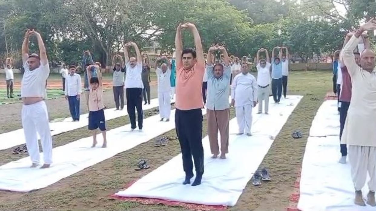 Sawai Madhopur District level program organized on Yoga Day in police line administrative officials did yoga