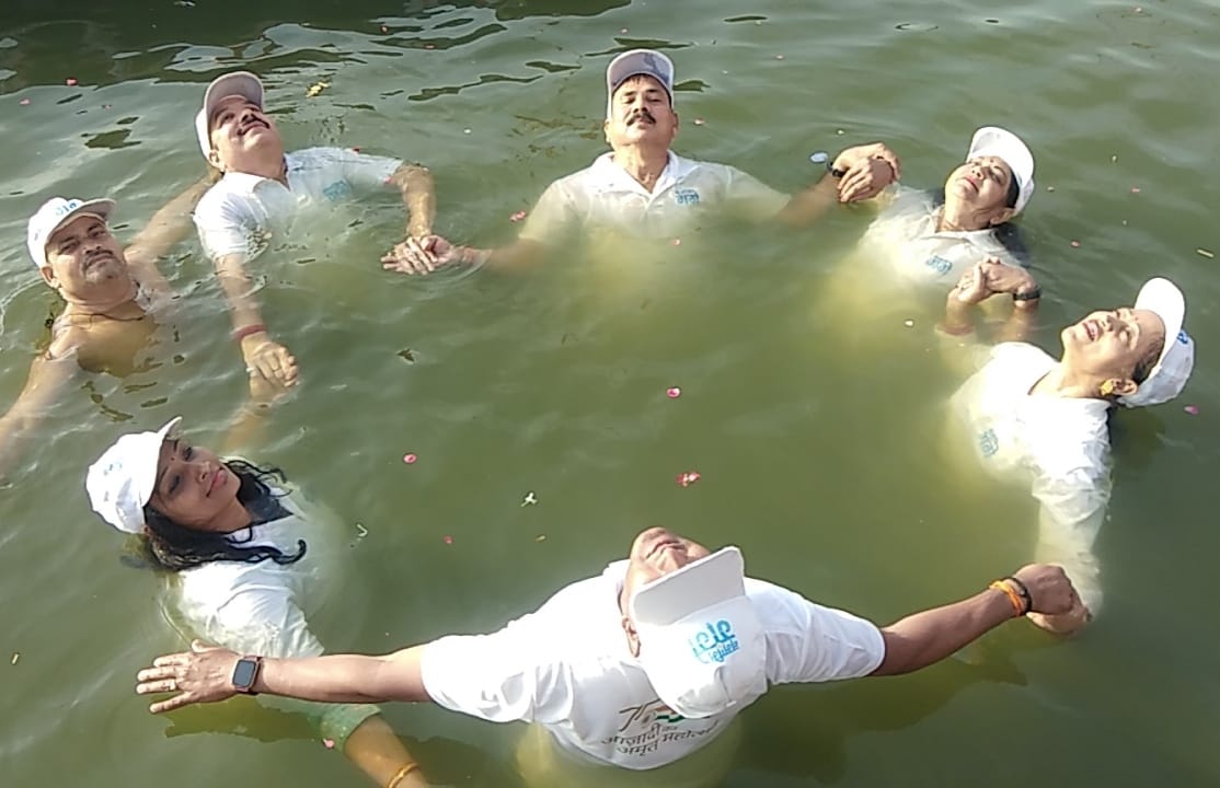 On International Yoga Day, Namami Ganga did water yoga, by doing yoga in Ganga water, explained the importance