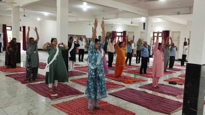 International Yoga Day 2023 Gorakhpur residents engaged in mass yoga