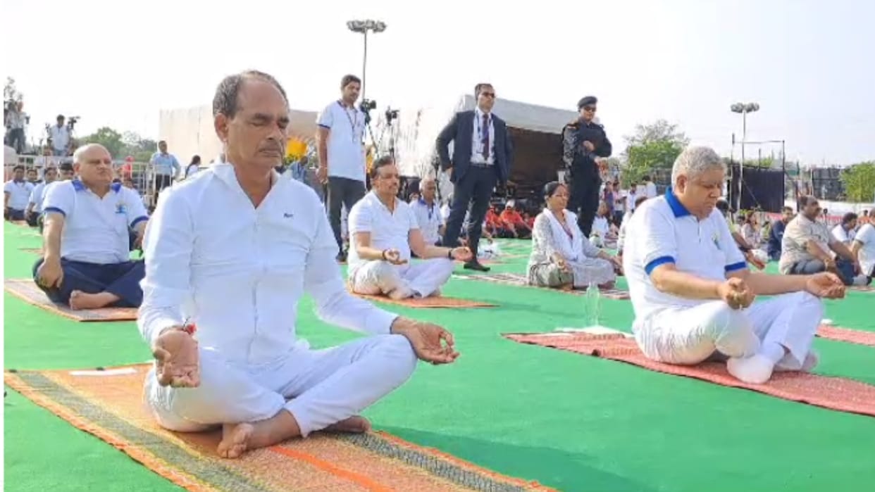Yoga Day 2023: Vice President, Governor and CM did yoga on the banks of Narmada in jabalpur,