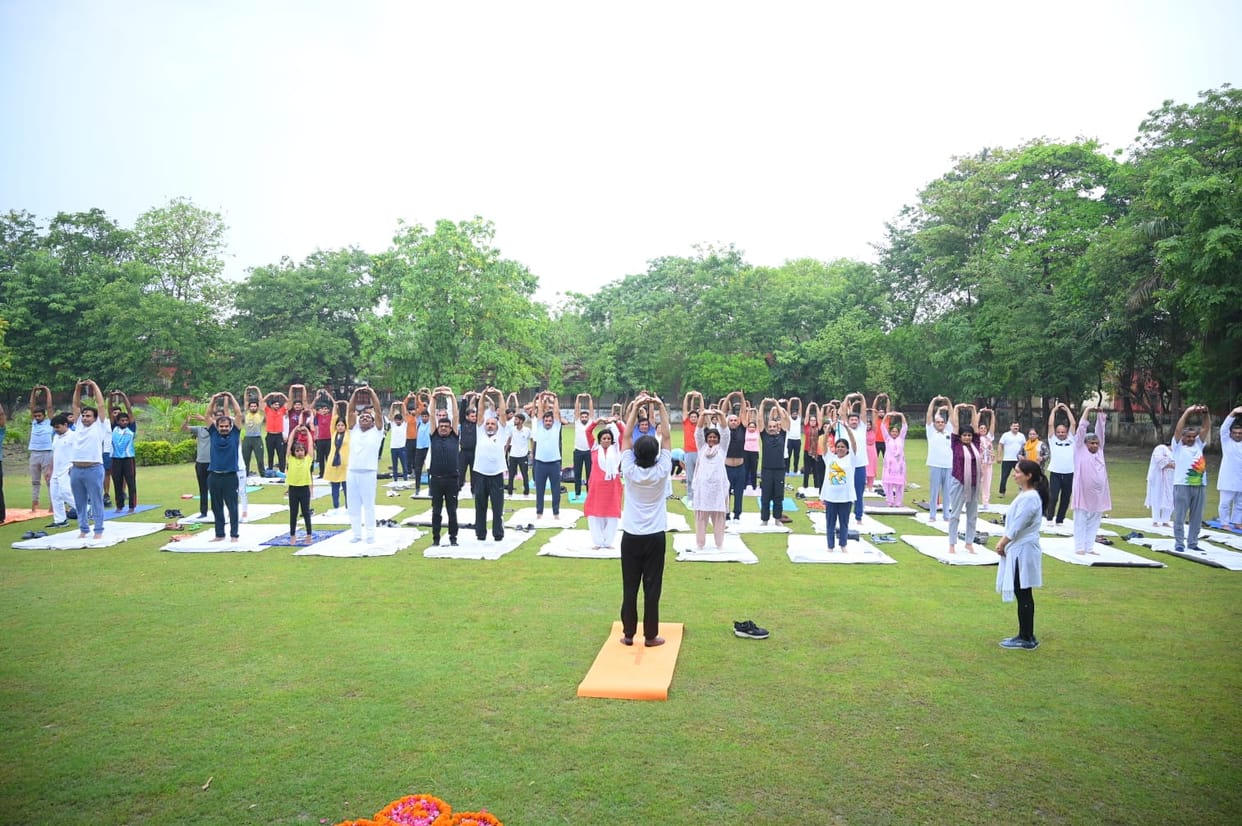 Yoga is the basis of healthy life, teachers and students practiced yoga in the camp in Meerut College