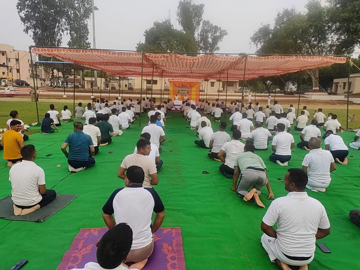 Yoga Day 2023: Mirzapur's representatives and officials came to the ground on International Yoga Day