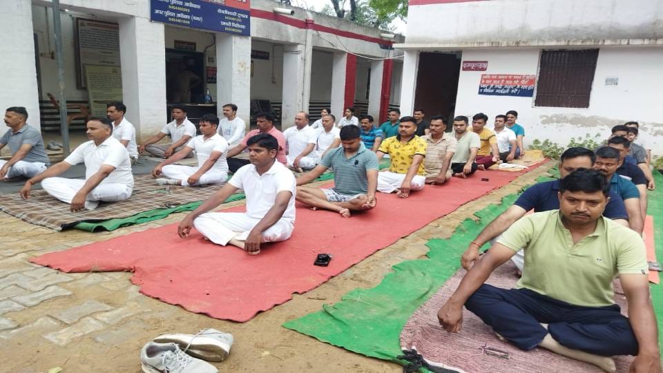 People thronged to do yoga in yoga camps to get healthy body in Firozabad