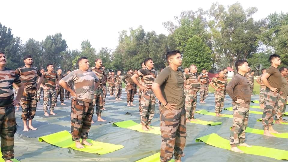 Jammu-Kashmir: Valley to Ladakh jawans do yoga amidst snow, practice yoga amid vigil Poonch LoC