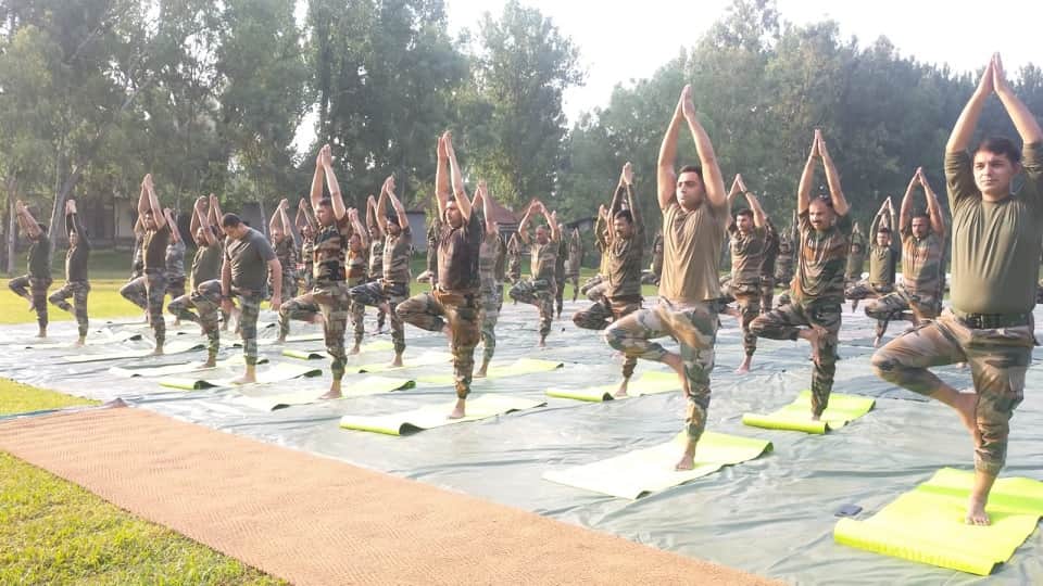 Jammu-Kashmir: Valley to Ladakh jawans do yoga amidst snow, practice yoga amid vigil Poonch LoC