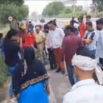 पत्नी ने पति और सास को चप्पल से पीटा।