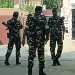 घर के पास मौजूद सुरक्षाकर्मी