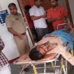 घायलों को इलाज के लिए लेकर पहुंचे लोग