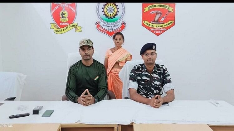 Chhattisgarh : सुकमा में एक लाख की इनामी नक्सली महिला ने किया आत्मसमर्पण, 12 साल रही प्रतिबंधित संगठन के साथ