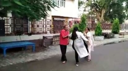 lady home guard beaten by her daughter on road in shahjahanpur