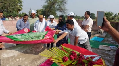 Bihar News: 'किंग ऑफ कश्मीर' की मजार पर महबूबा मुफ्ती ने की चादरपोशी, इस्लामपुर के कश्मीरीचक पहुंचकर किया याद Bihar News Mehbooba Mufti covered the tomb of King of Kashmir