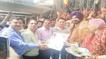 Una News: कांग्रेस नेता नवजोत सिंह सिद्धू ने मां चिंतपूर्णी के दरबार में भरी हाजिरी Navjot Singh Sidhu attended the court of mother Chintpurni along with his wife, worshiped