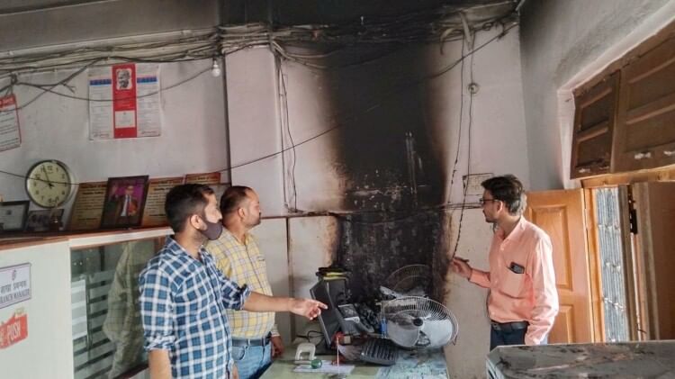 Azamgarh News: शॉर्ट सर्किट से यूनियन बैंक शाखा में लगी आग, कंप्यूटर सहित टेबल पर रखा सामान जला