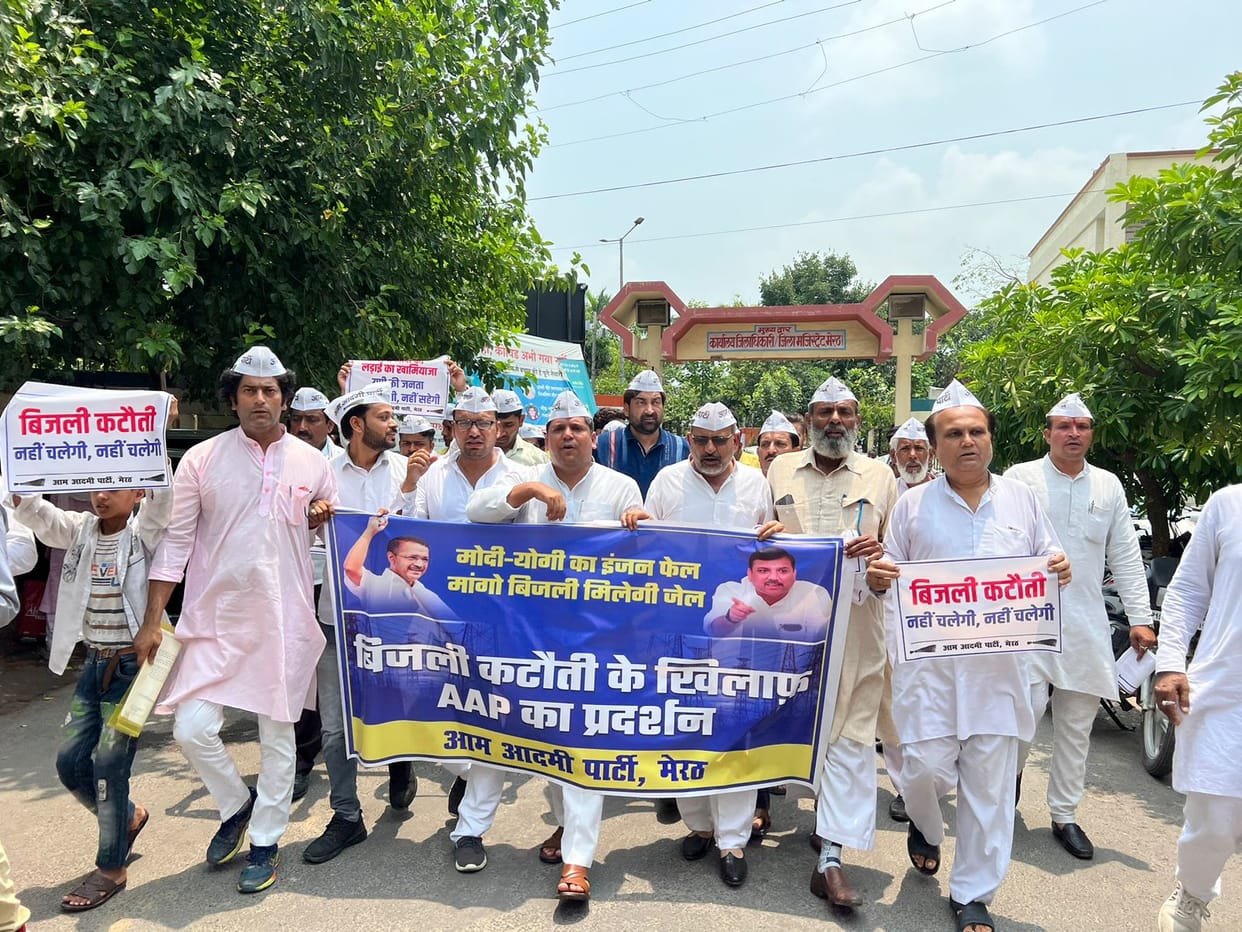 Meerut: Aam Aadmi Party protests against power cut