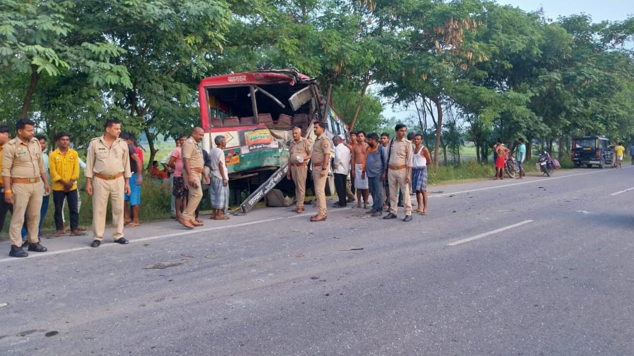 A truck hits a bus on Lucknow bahraich state highway in Bahraich.