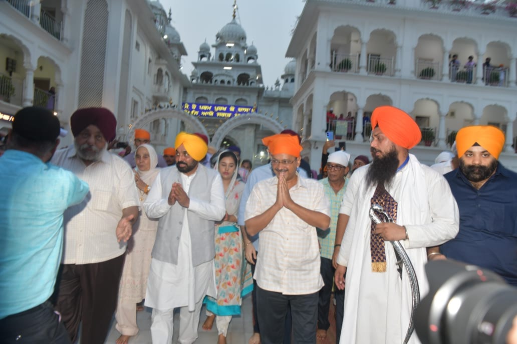 दिल्ली के सीएम केजरीवाल और पंजाब के मुख्यमंत्री मान पहुंचे गुरुद्वारा।