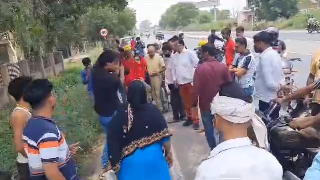 Baghpat News: Wife has beaten her husband and mother in law with slippers in case of triple talaq