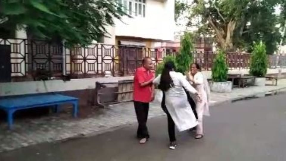 lady home guard beaten by her daughter on road in shahjahanpur