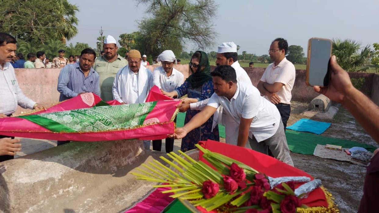 Bihar News Mehbooba Mufti covered the tomb of King of Kashmir