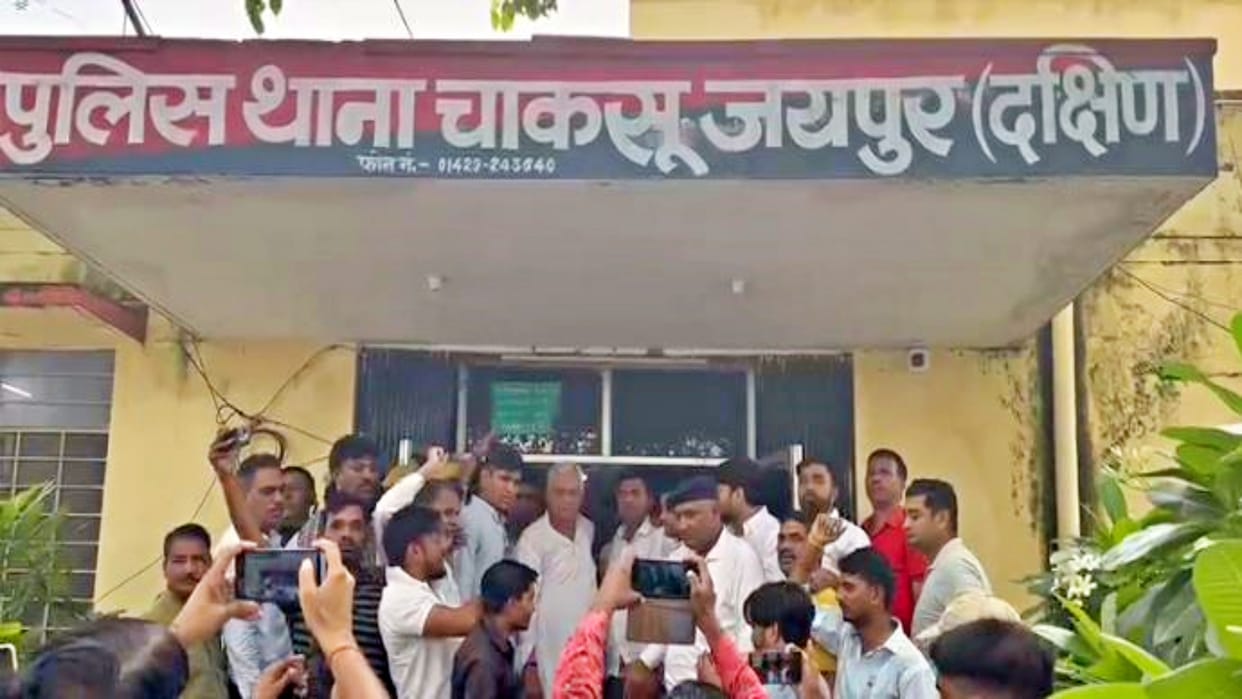 Supporters of MP Meena burnt effigy of CM Gehlot in Sawai Madhopur