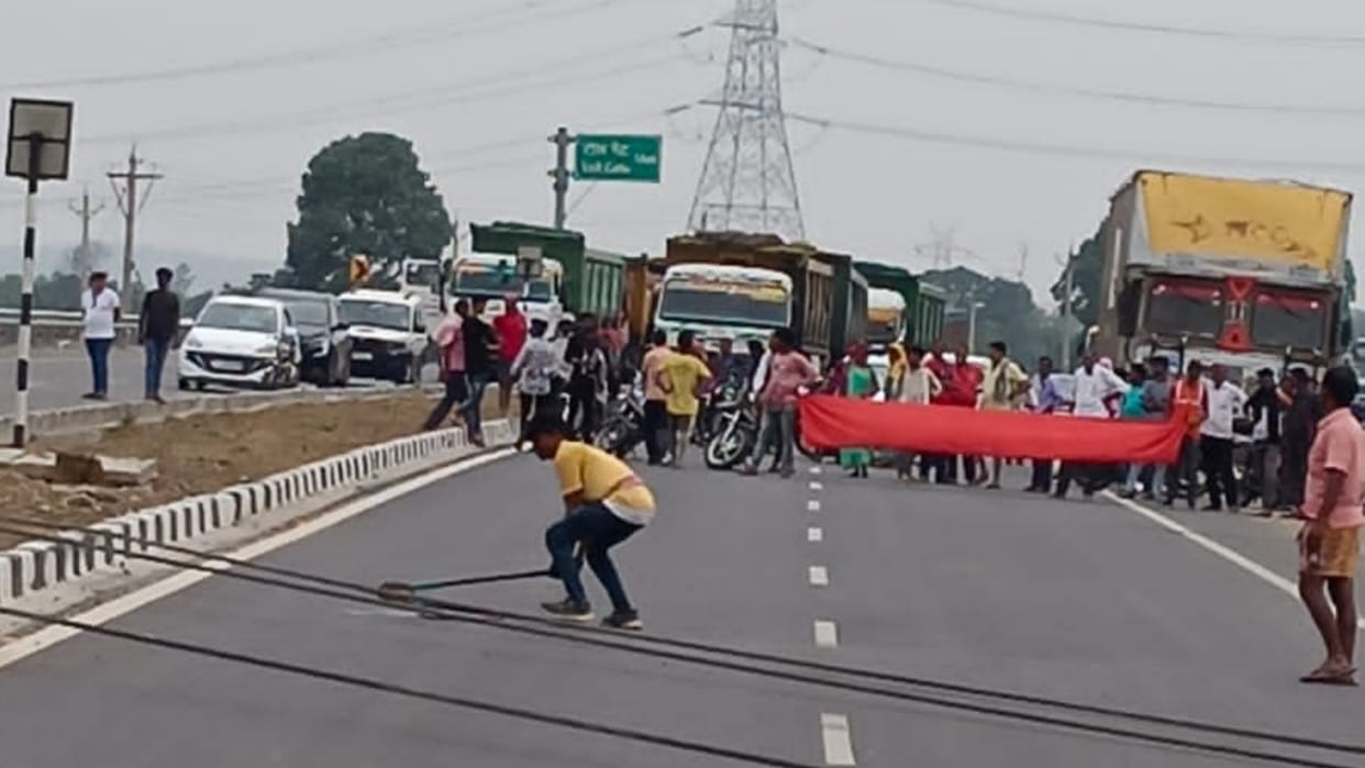 220 KV line High tension tower falling on highway causing jam for three hours in Korba