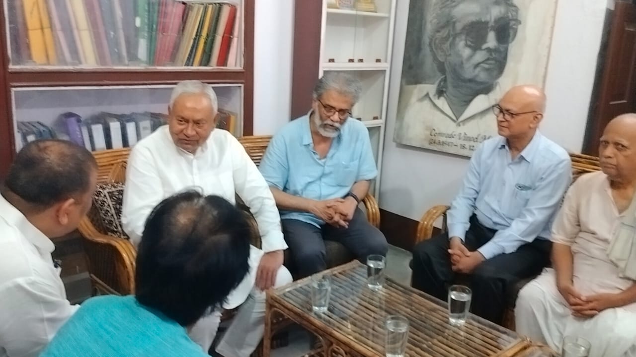 माले के राज्य कार्यालय में वामपंथी नेताओं से मिलने पहुंचे मुख्यमंत्री नीतीश कुमार।