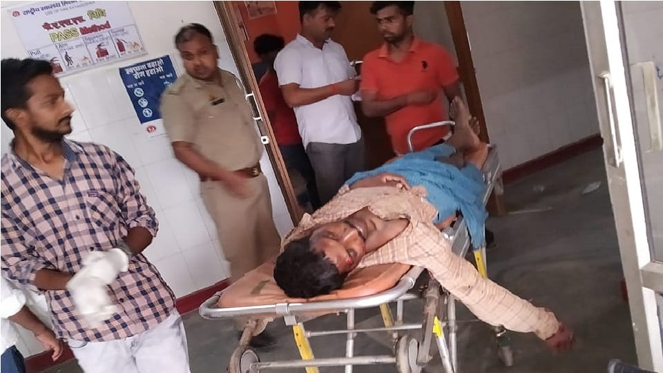Pickup carrying laborers overturned uncontrollably in Kaptanganj in Basti two dead and many injured