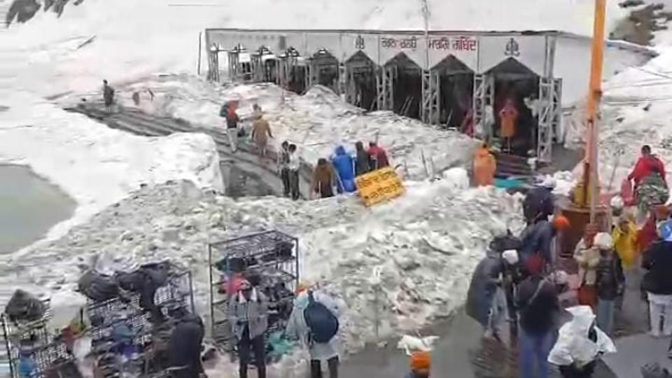 Hemkund Sahib Yatra 2023 Hemkund Sahib in lap of four feet of snow Even in month of June