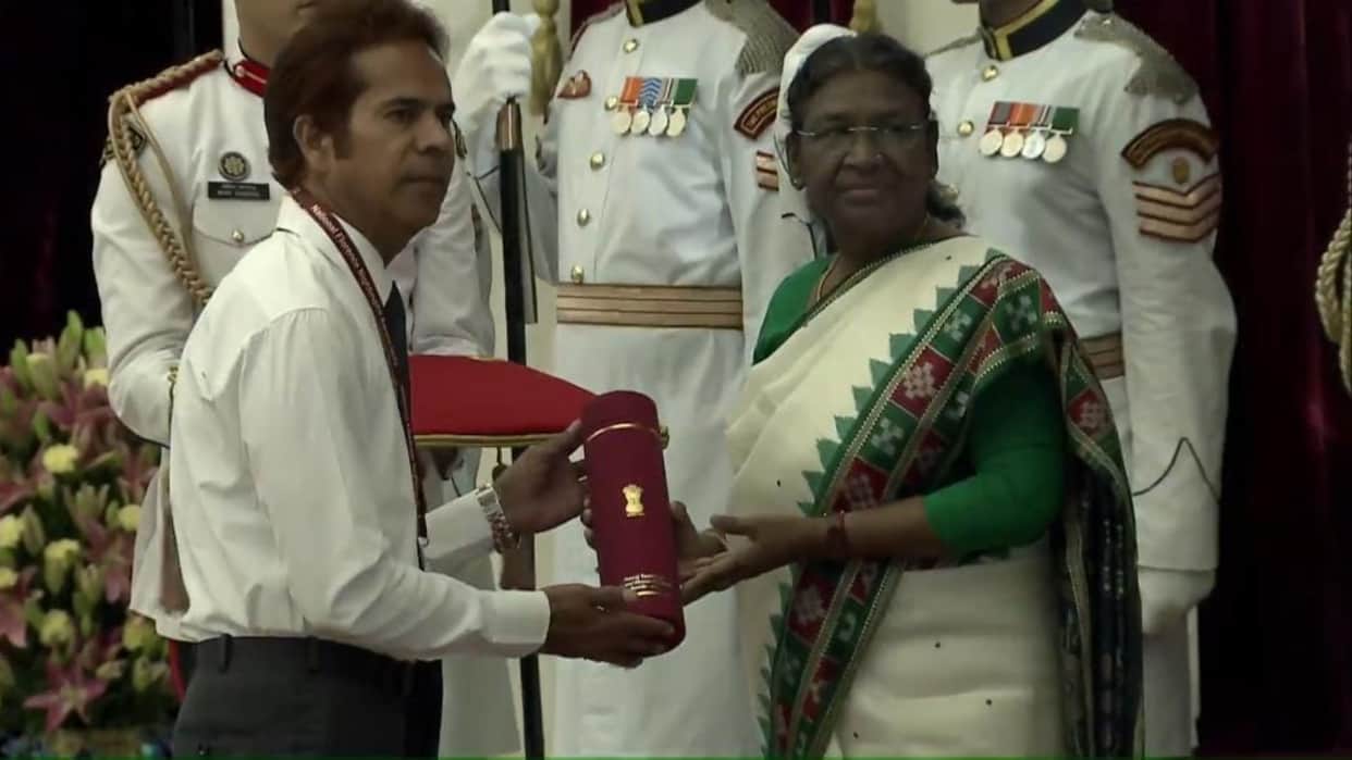 Jaipur Neeraj Tambolia Senior Nursing Officer JK Lon Hospital received National Florence Nightingale Award