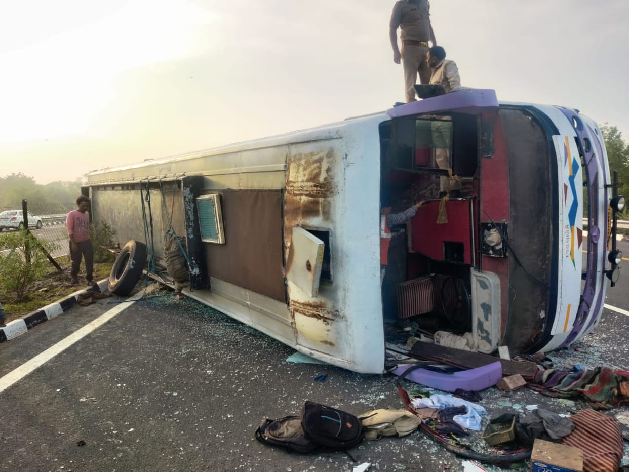 Etawah Accident, Uncontrolled bus overturned on expressway, 29 passengers seriously injured