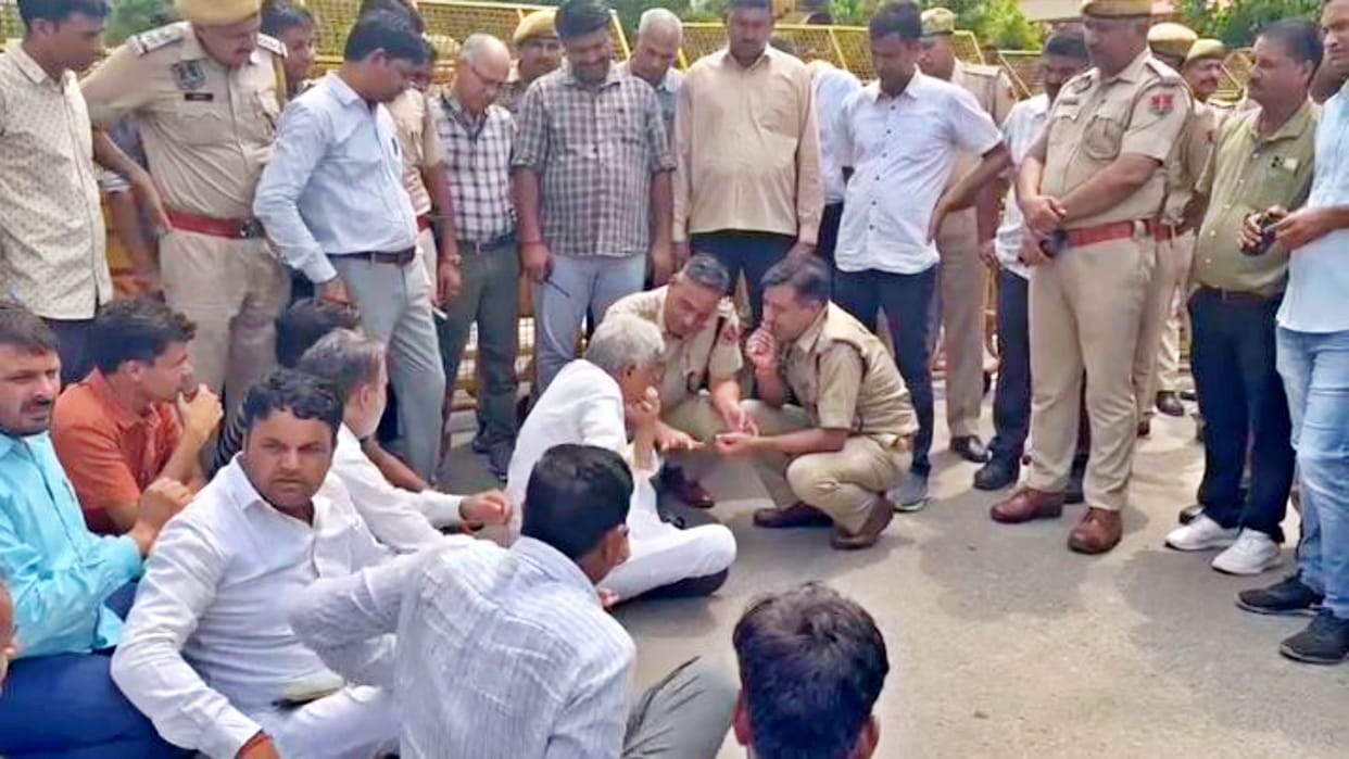 Police detained Meena, adamant on demanding FIR in water department scam