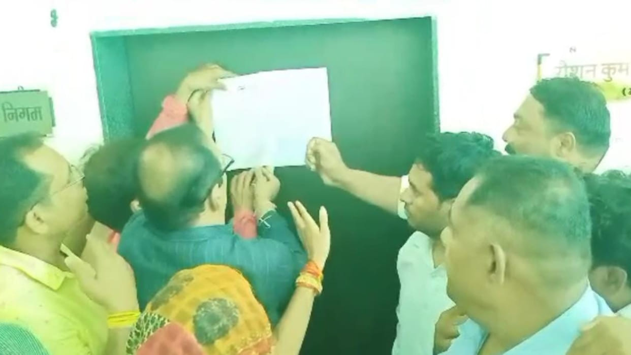 Ujjain: Corporator did not come to meet after giving time, angry Congress councilors pasted memorandum