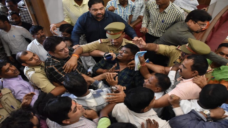 Uproar in Moradabad Municipal Corporation meeting