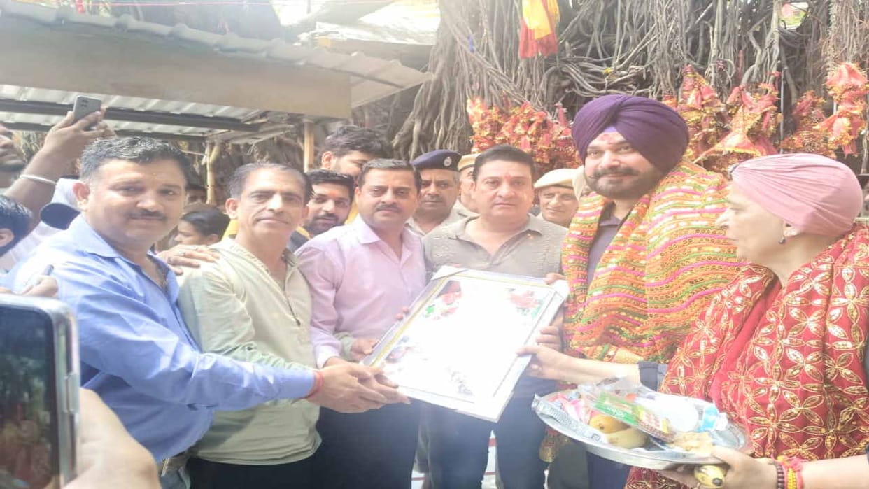 Navjot Singh Sidhu attended the court of mother Chintpurni along with his wife, worshiped