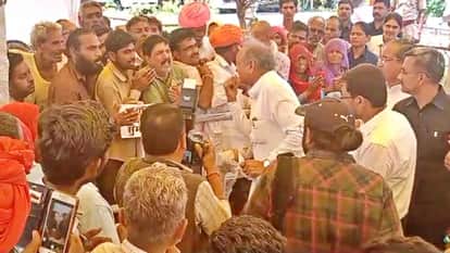 पाली में लोगों से मुलाकात करते सीएम।