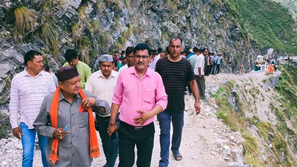 Pithoragarh Accident News Bolero Fell into Ditch Newly Married Couple died during going to temple