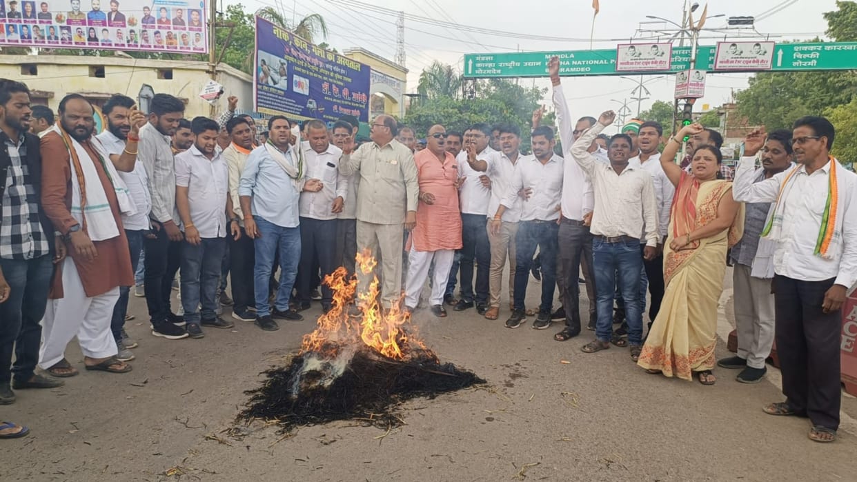 chhattisgarh Congress burnt effigies of filmmakers in protest against 'Adipurush' in kabirdham