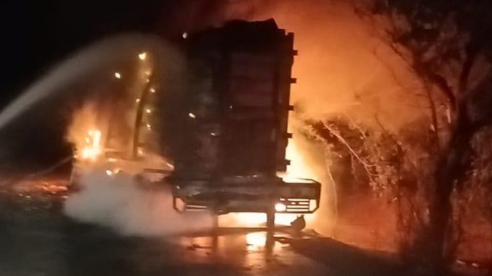 Fire broke out in truck full of hydrogen cylinders on Rada Sahib Road in Khanna