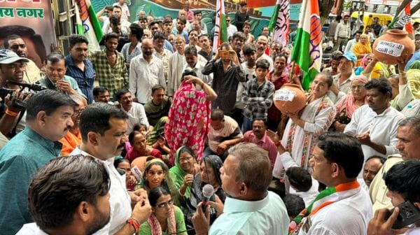 Water crisis in Sukhaliya area, residents burst pots at the corporation's zonal office