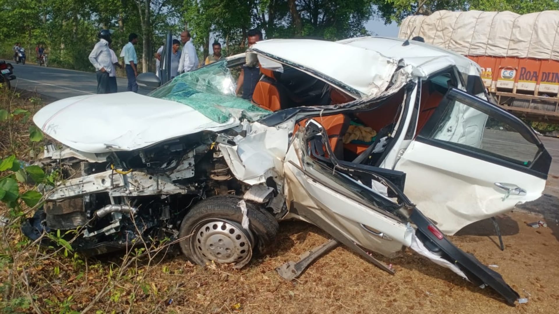 टक्कर के बाद कार बुरी तरह से क्षतिग्रस्त हो गई।