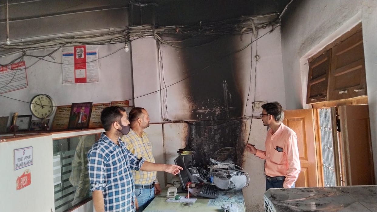 Azamgarh News: Fire broke out in Union Bank branch due to short circuit, items kept on the table including com