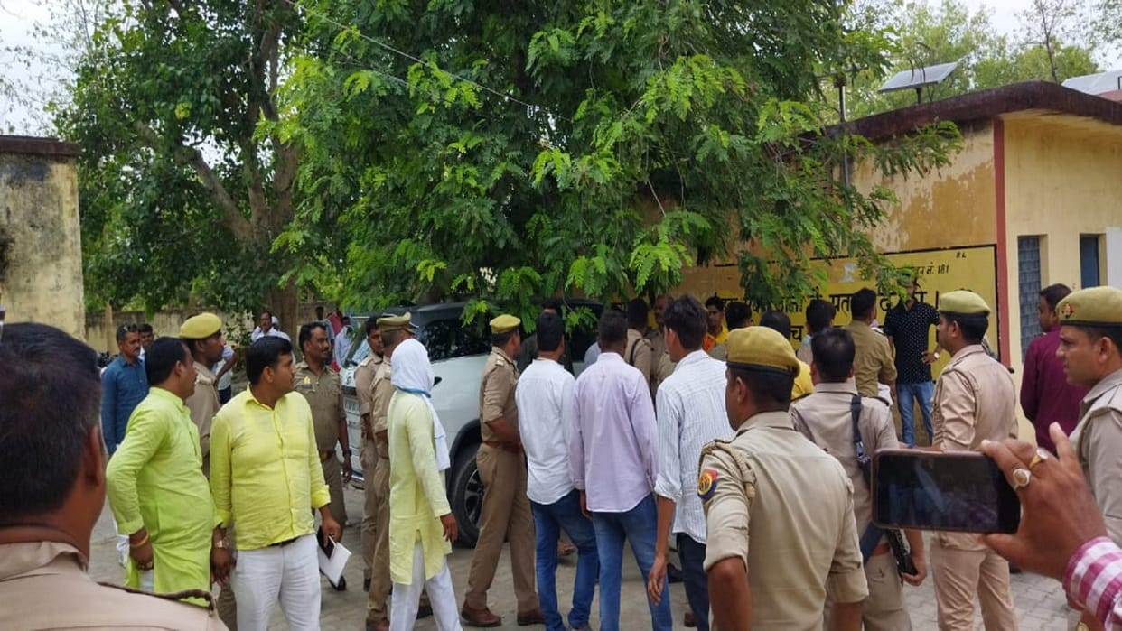 In the meeting of Kshetra Panchayat, former MLA and BDC got into a heated argument, both sides came face to f