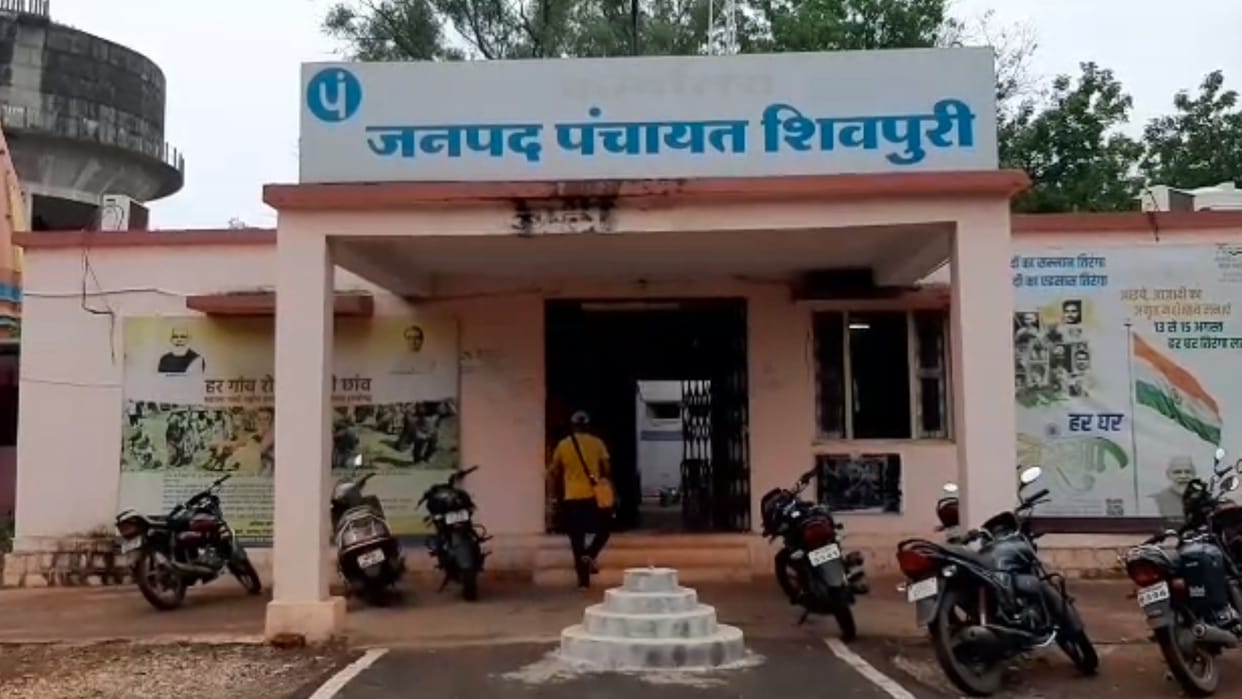 MP News: Extorted 93 lakh rupees by claiming alive laborers as dead, case of cheating on five