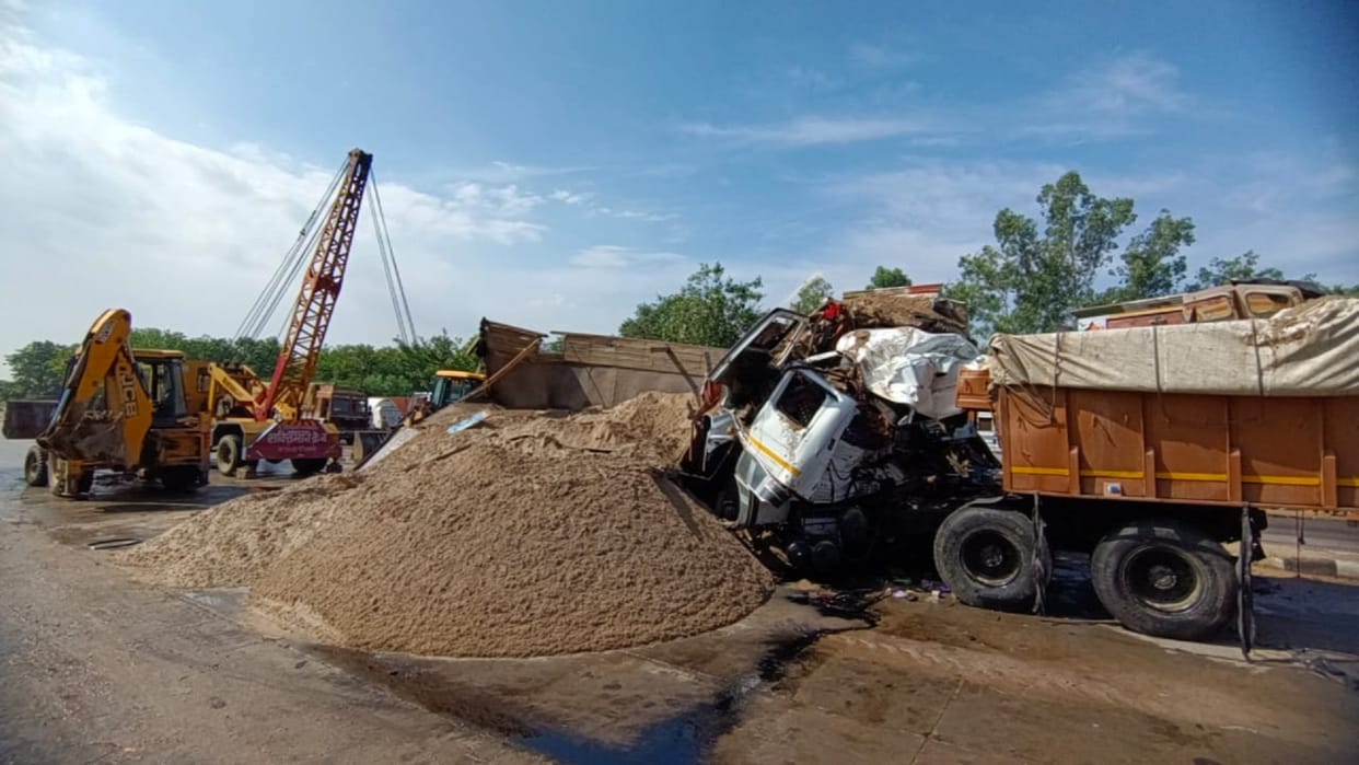 Violent collision between truck and trailer, three killed including drivers of both vehicles