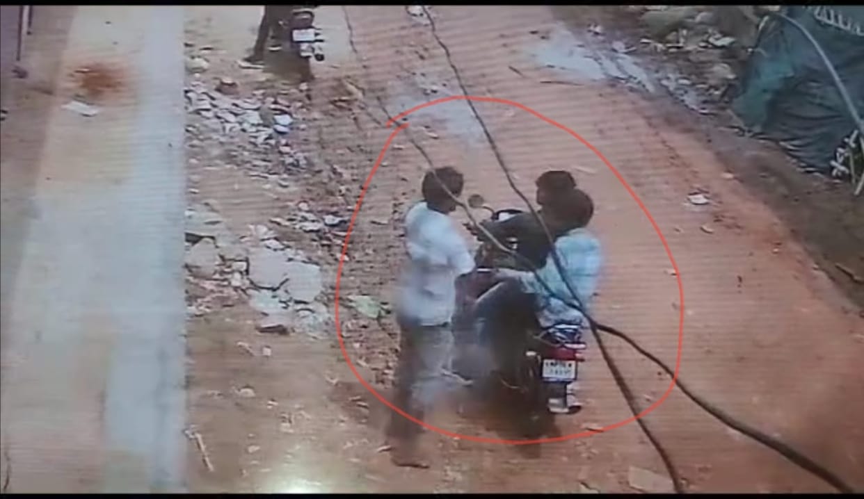 MP News: Students fired at coaching teacher in Morena, incident captured in CCTV camera