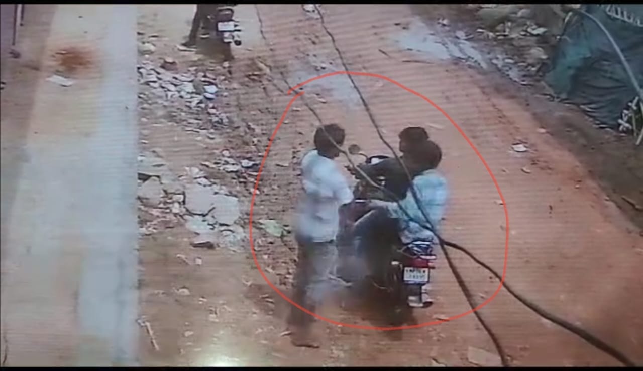 दो छात्रों ने कोचिंग शिक्षक को गोली मार दी।