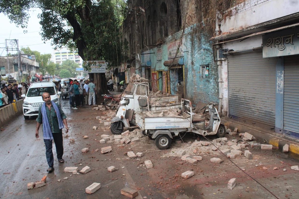 Varanasi: Barge of house suddenly collapsed in Englishia Line, three injured, all hospitalized
