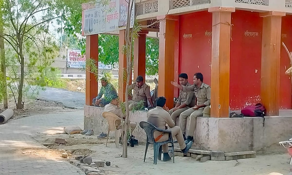 Villagers agitated against Mahant burial 8 policemen injured in stone pelting in varanasi