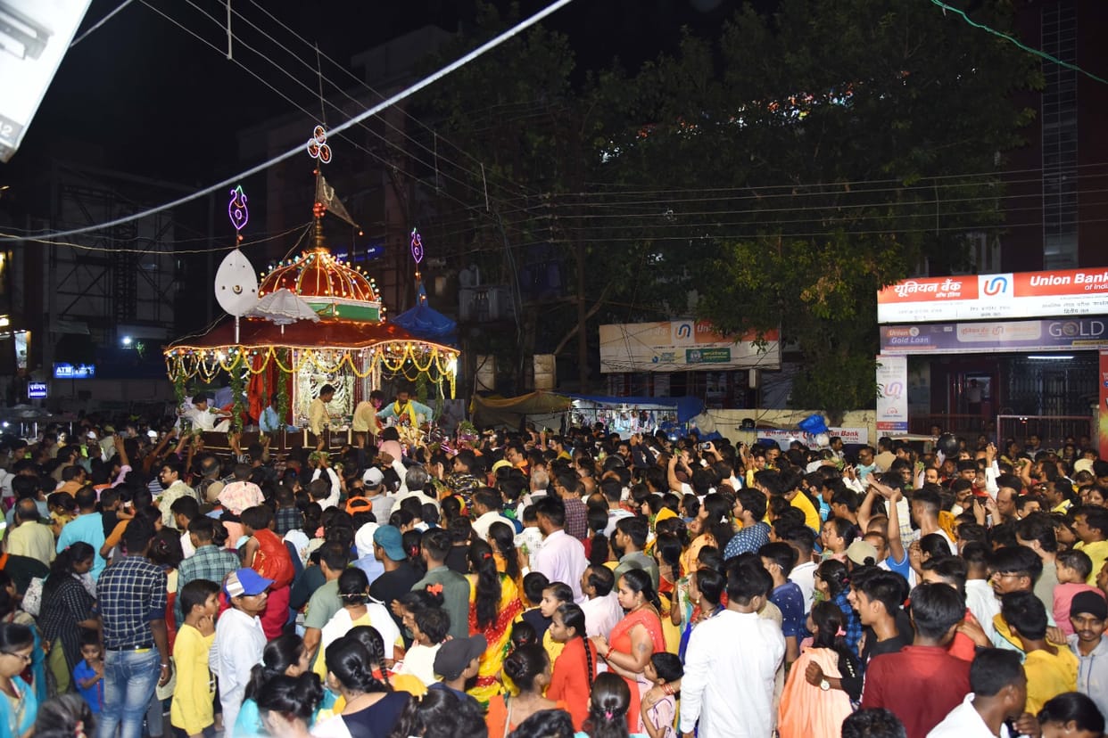 Rathyatra 2023 Devotees gather to pull chariot of Lord Jagannath in varanasi